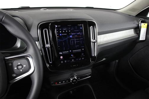 2026 Volvo XC40 Plus, B4 FWD Gas (mild hybrid), Dark