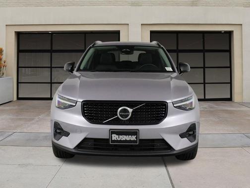 2026 Volvo XC40 Plus, B4 FWD Gas (mild hybrid), Dark