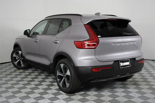 2026 Volvo XC40 Plus, B4 FWD Gas (mild hybrid), Dark
