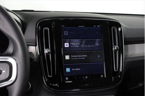 2025 Volvo XC40 B5 Core Bright Theme
