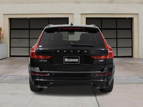 2023 Volvo XC60 B5 Ultimate Dark Theme