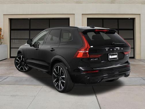 2023 Volvo XC60 B5 Ultimate Dark Theme