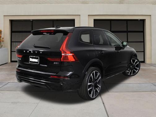 2023 Volvo XC60 B5 Ultimate Dark Theme