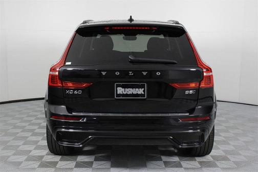 2023 Volvo XC60 B5 Ultimate Dark Theme