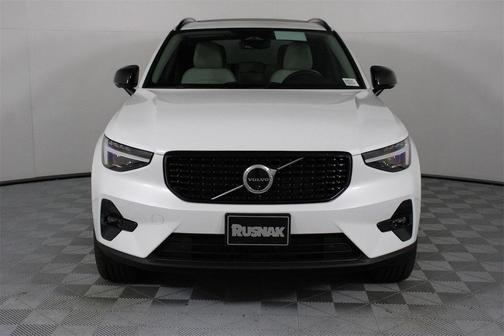 2026 Volvo XC40 Plus, B5 AWD Gas (mild hybrid), Dark