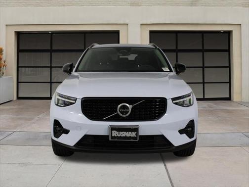 2025 Volvo XC40 B5 Plus Dark Theme