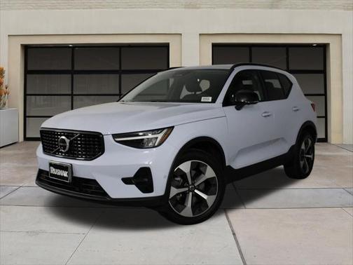 2025 Volvo XC40 B5 Plus Dark Theme