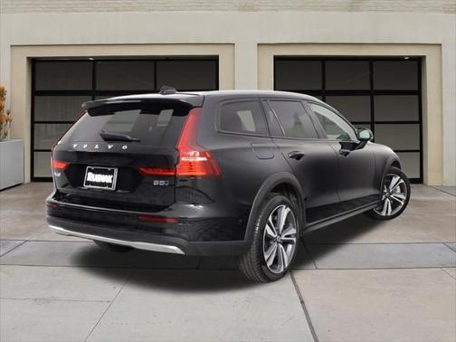 2025 Volvo V60 Cross Country B5 Plus