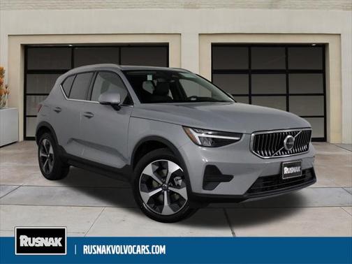 2025 Volvo XC40 B5 Core Bright Theme