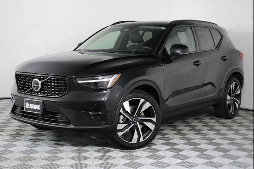 Onyx Black Metallic 2025 Volvo XC40 B5 Plus Dark Theme
