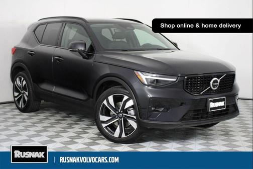 Onyx Black Metallic 2025 Volvo XC40 B5 Plus Dark Theme