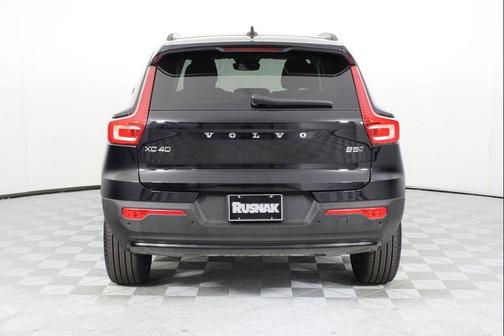 Onyx Black Metallic 2025 Volvo XC40 B5 Plus Dark Theme