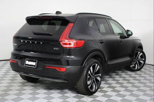 Onyx Black Metallic 2025 Volvo XC40 B5 Plus Dark Theme