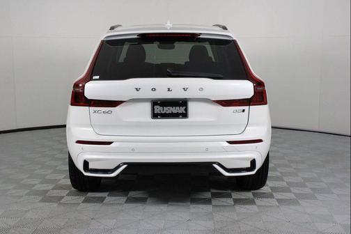 Crystal White Metallic 2026 Volvo XC60 B5 Ultra