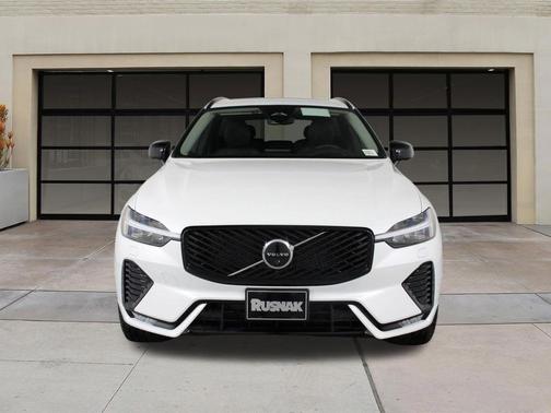 Crystal White Metallic 2026 Volvo XC60 B5 Ultra