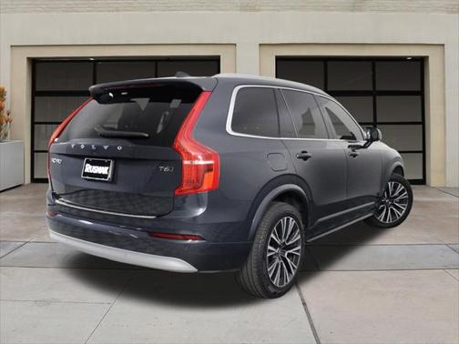 2022 Volvo XC90 T6 Momentum
