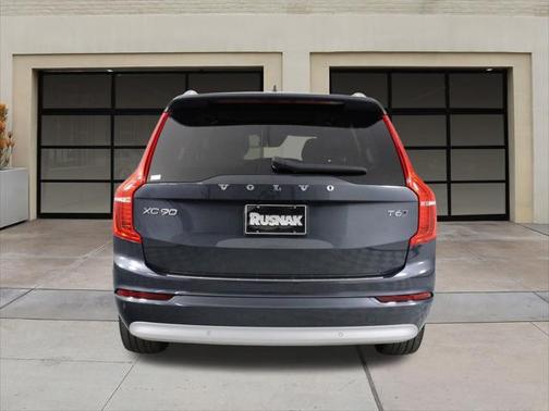 2022 Volvo XC90 T6 Momentum