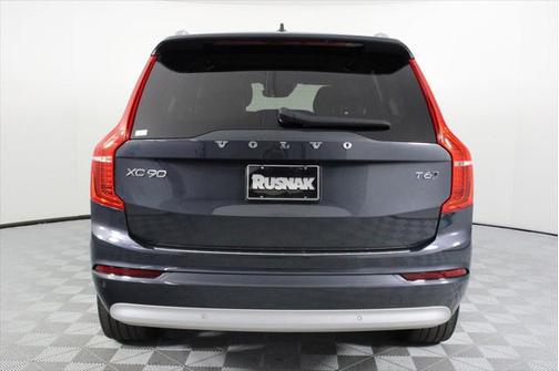 2022 Volvo XC90 T6 Momentum