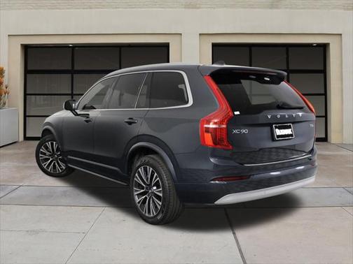 2022 Volvo XC90 T6 Momentum