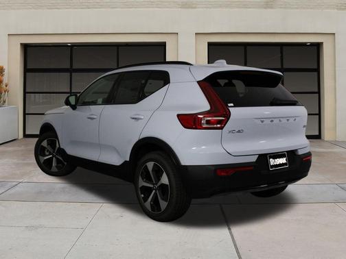 2025 Volvo XC40 B5 Plus Dark Theme
