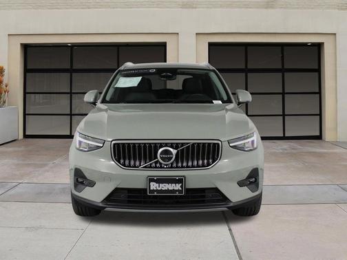 2025 Volvo XC40 B5 Plus Bright Theme