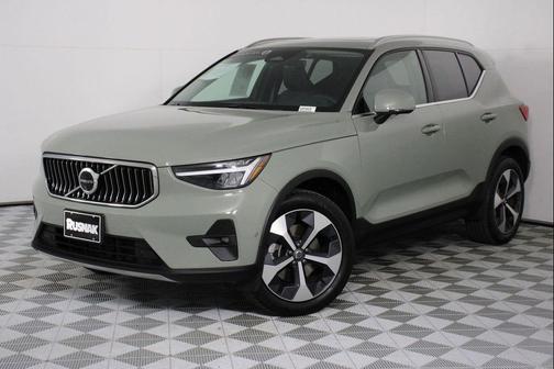 2025 Volvo XC40 B5 Plus Bright Theme