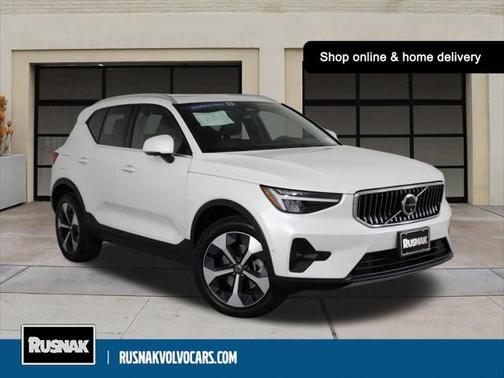 2025 Volvo XC40 B5 Plus Bright Theme