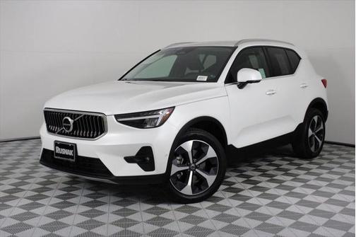 2025 Volvo XC40 B5 Plus Bright Theme