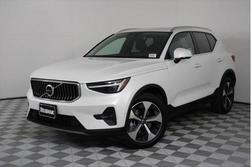 2025 Volvo XC40 B5 Plus Bright Theme