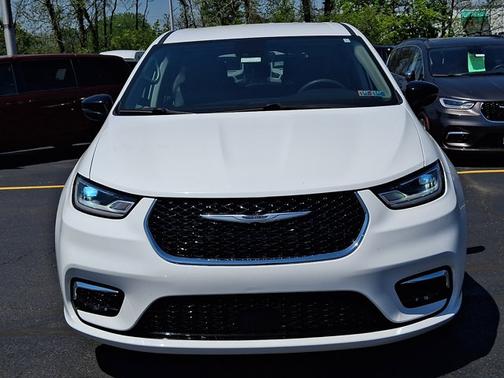 Bright White Clearcoat 2024 Chrysler Pacifica TOURING L