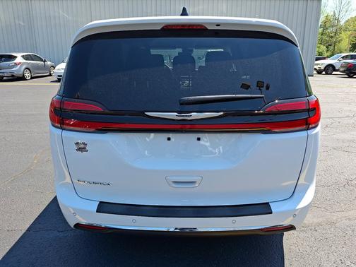 Bright White Clearcoat 2024 Chrysler Pacifica TOURING L