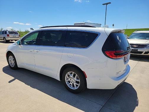 Bright White Clearcoat 2022 Chrysler Pacifica Touring L