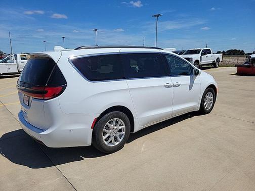 Bright White Clearcoat 2022 Chrysler Pacifica Touring L