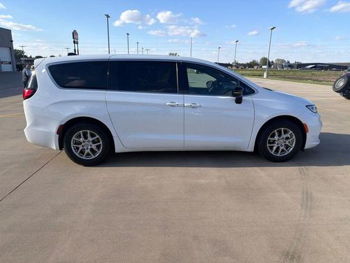 Bright White Clearcoat 2025 Chrysler Pacifica L