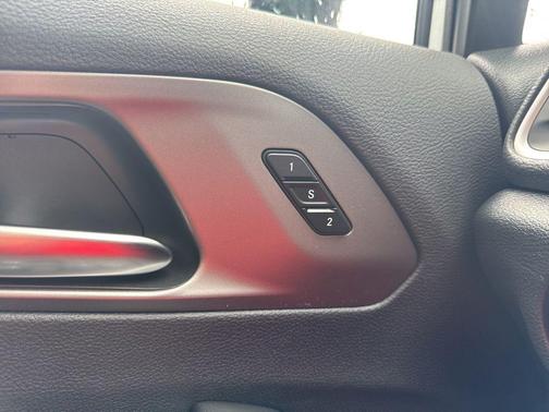 Bright White Clearcoat 2027 Chrysler Pacifica Limited