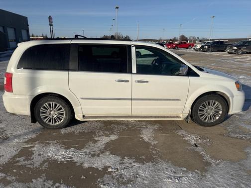 2016 Chrysler Town & Country Touring-L