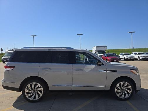 Ceramic Pearl Metallic Tri-Coat 2023 Lincoln Navigator Reserve