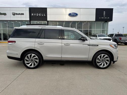 Ceramic Pearl Metallic Tri-Coat 2023 Lincoln Navigator Reserve