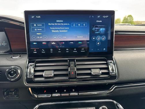 Ceramic Pearl Metallic Tri-Coat 2023 Lincoln Navigator Reserve