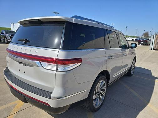 Ceramic Pearl Metallic Tri-Coat 2023 Lincoln Navigator Reserve