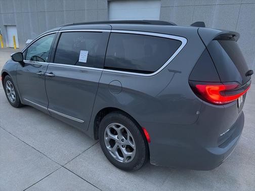 Ceramic Gray Clearcoat 2023 Chrysler Pacifica Limited