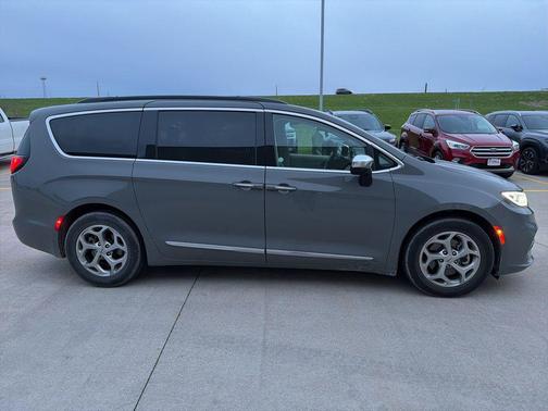 Ceramic Gray Clearcoat 2023 Chrysler Pacifica Limited