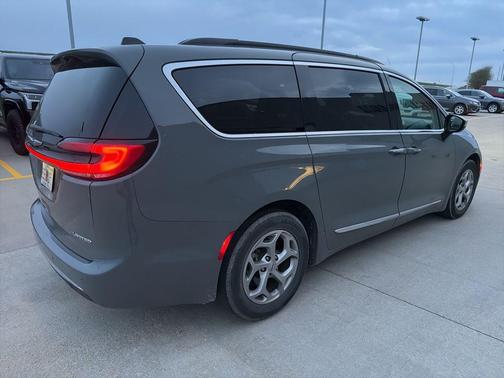 Ceramic Gray Clearcoat 2023 Chrysler Pacifica Limited