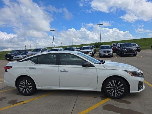 Glacier White 2025 Nissan Altima 2.5 SV