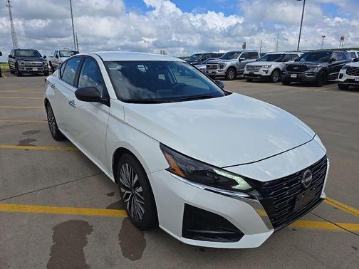 Glacier White 2025 Nissan Altima 2.5 SV
