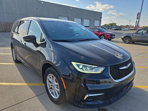 Diamond Black Crystal Pearlcoat 2025 Chrysler Pacifica L