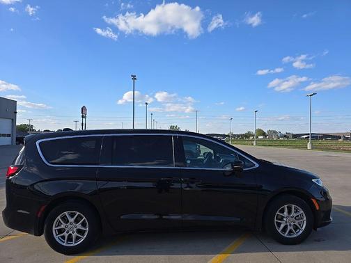 Diamond Black Crystal Pearlcoat 2025 Chrysler Pacifica L