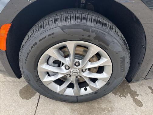 Diamond Black Crystal Pearlcoat 2026 Chrysler Pacifica Limited