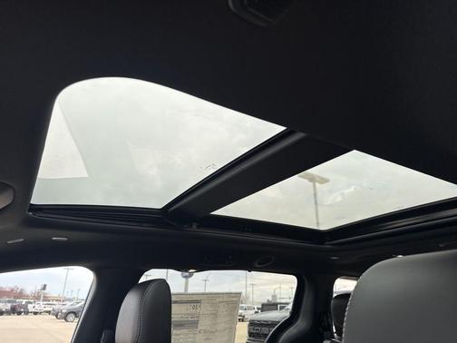 Diamond Black Crystal Pearlcoat 2026 Chrysler Pacifica Limited