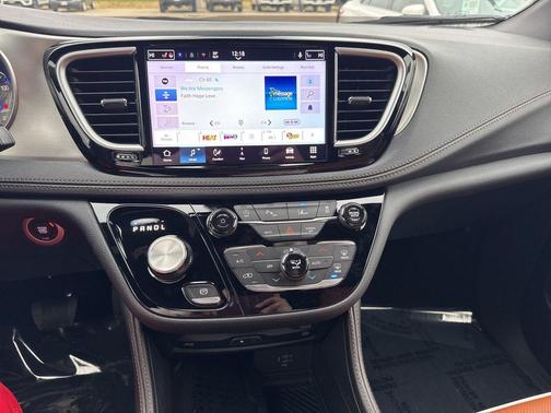 Diamond Black Crystal Pearlcoat 2026 Chrysler Pacifica L